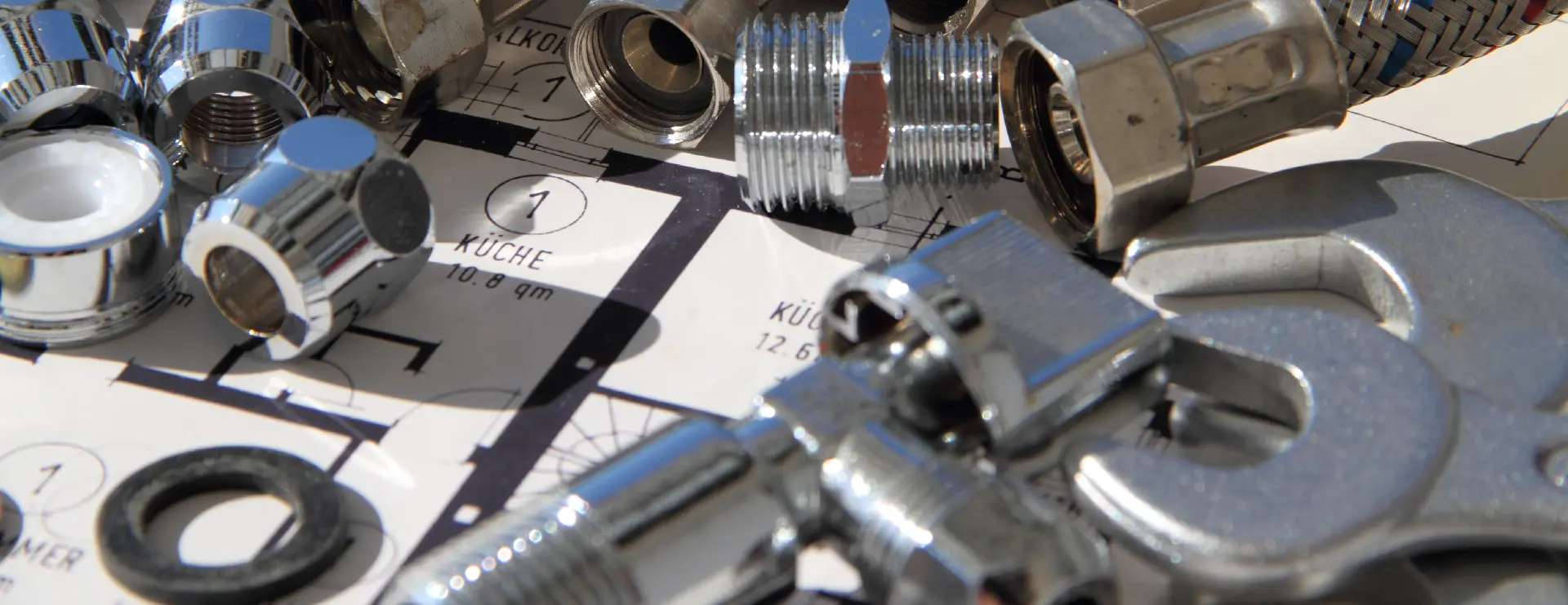 Verschiedene Sanitär- und Heizungsanschlüsse auf einem Installationsplan – typische Materialien eines Installateur Heizung und Sanitär.